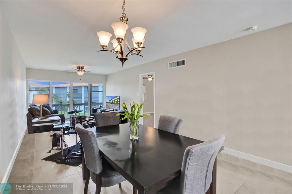 For Sale: $429,000 (2 beds, 2 baths, 941 Square Feet)