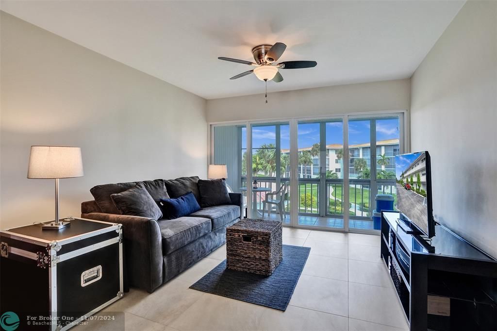 For Sale: $429,000 (2 beds, 2 baths, 941 Square Feet)