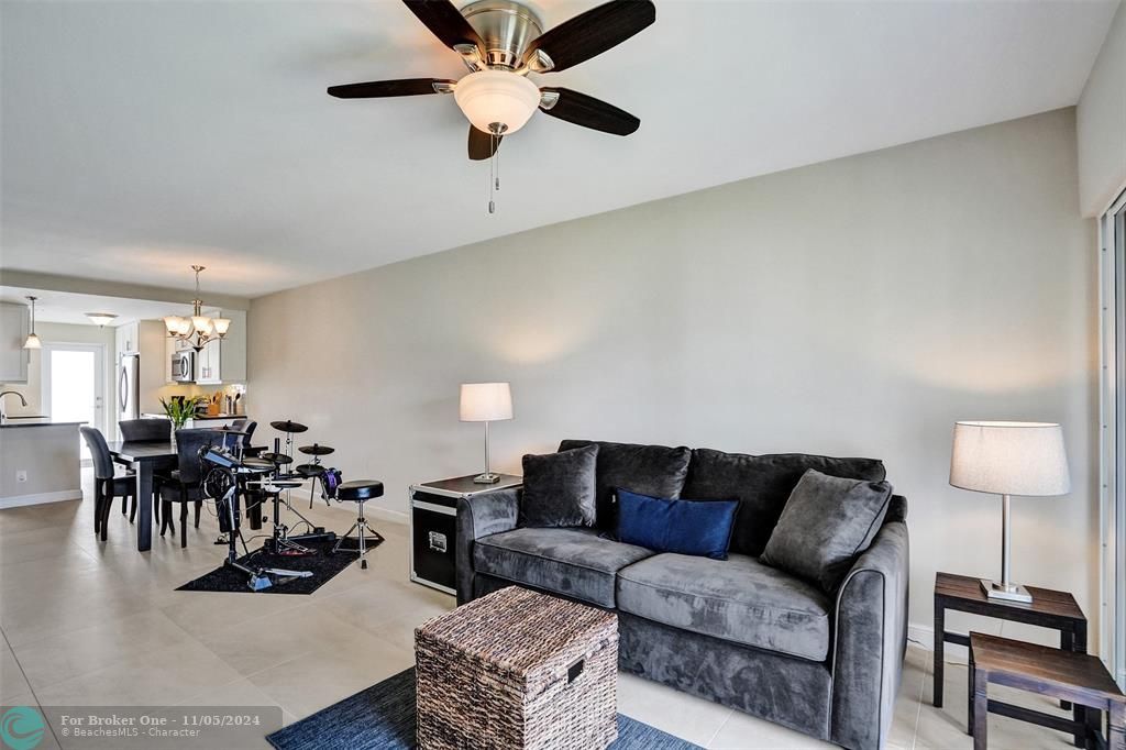 For Sale: $429,000 (2 beds, 2 baths, 941 Square Feet)