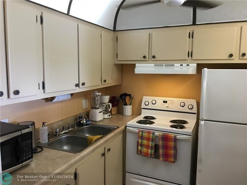 For Rent: $1,450 (1 beds, 1 baths, 593 Square Feet)