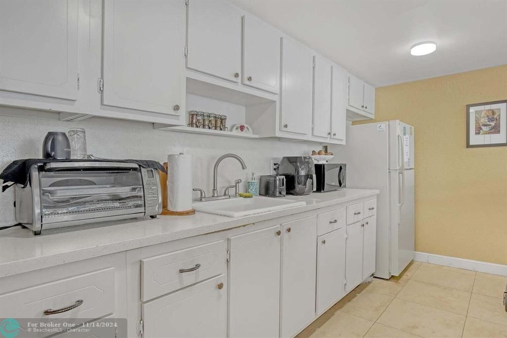 For Sale: $175,000 (2 beds, 2 baths, 906 Square Feet)