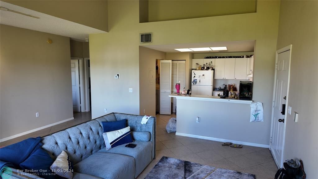 For Rent: $2,300 (1 beds, 1 baths, 794 Square Feet)