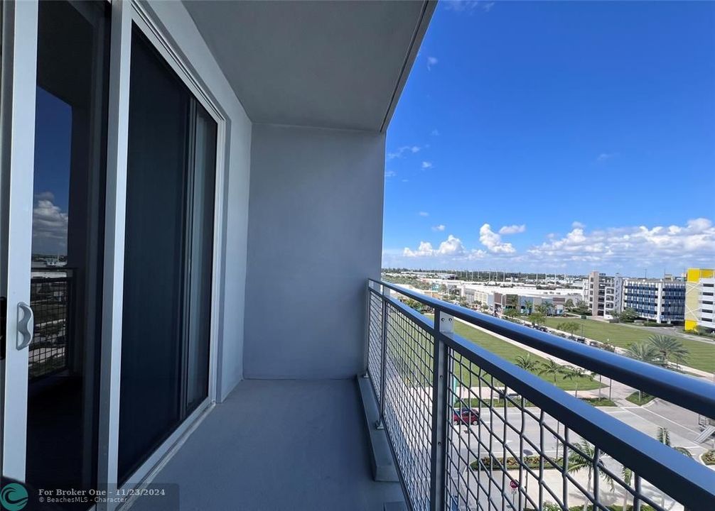 Active With Contract: $2,184 (1 beds, 1 baths, 695 Square Feet)