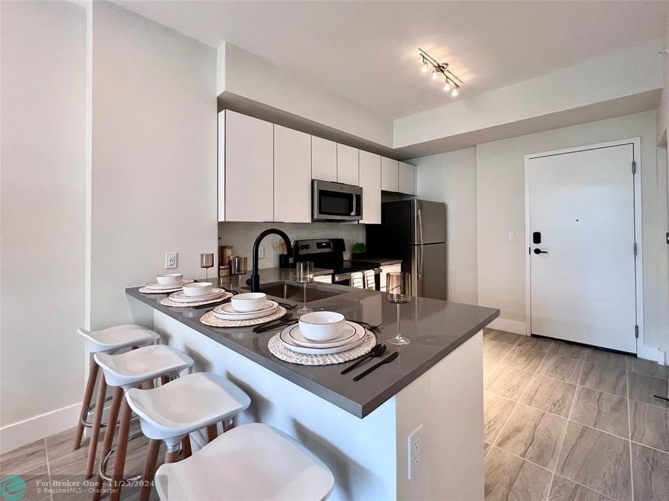 Active With Contract: $2,184 (1 beds, 1 baths, 695 Square Feet)