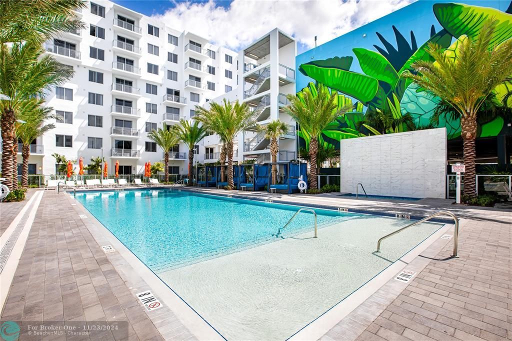 Active With Contract: $2,184 (1 beds, 1 baths, 695 Square Feet)