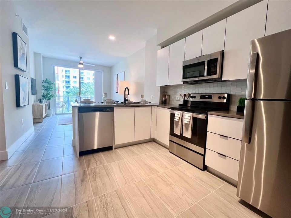 Active With Contract: $2,184 (1 beds, 1 baths, 695 Square Feet)