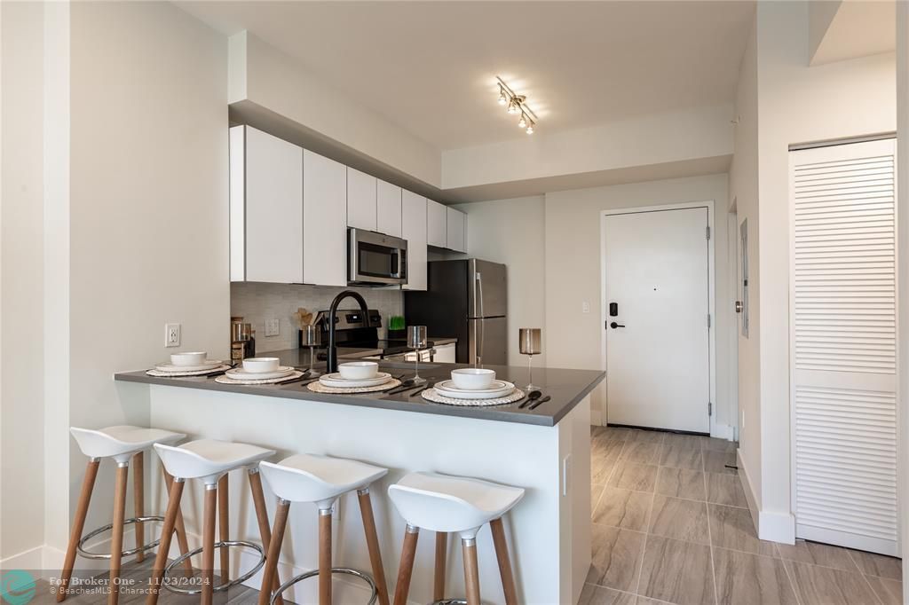 Active With Contract: $2,184 (1 beds, 1 baths, 695 Square Feet)