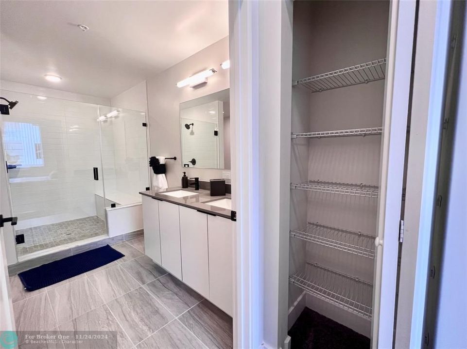 Active With Contract: $2,184 (1 beds, 1 baths, 695 Square Feet)