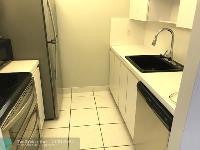 For Rent: $2,850 (2 beds, 2 baths, 970 Square Feet)