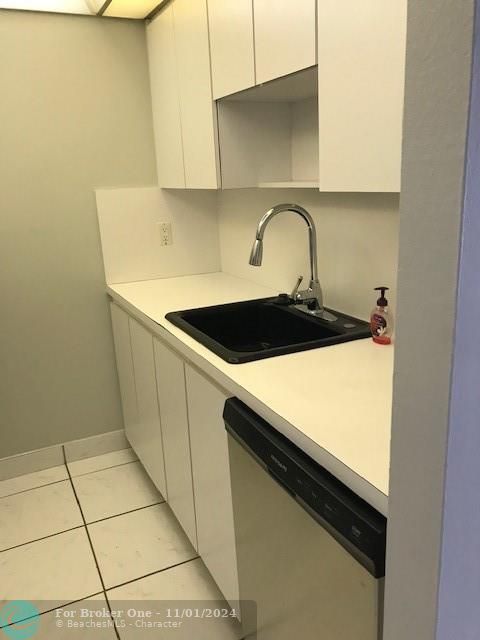 For Rent: $2,850 (2 beds, 2 baths, 970 Square Feet)