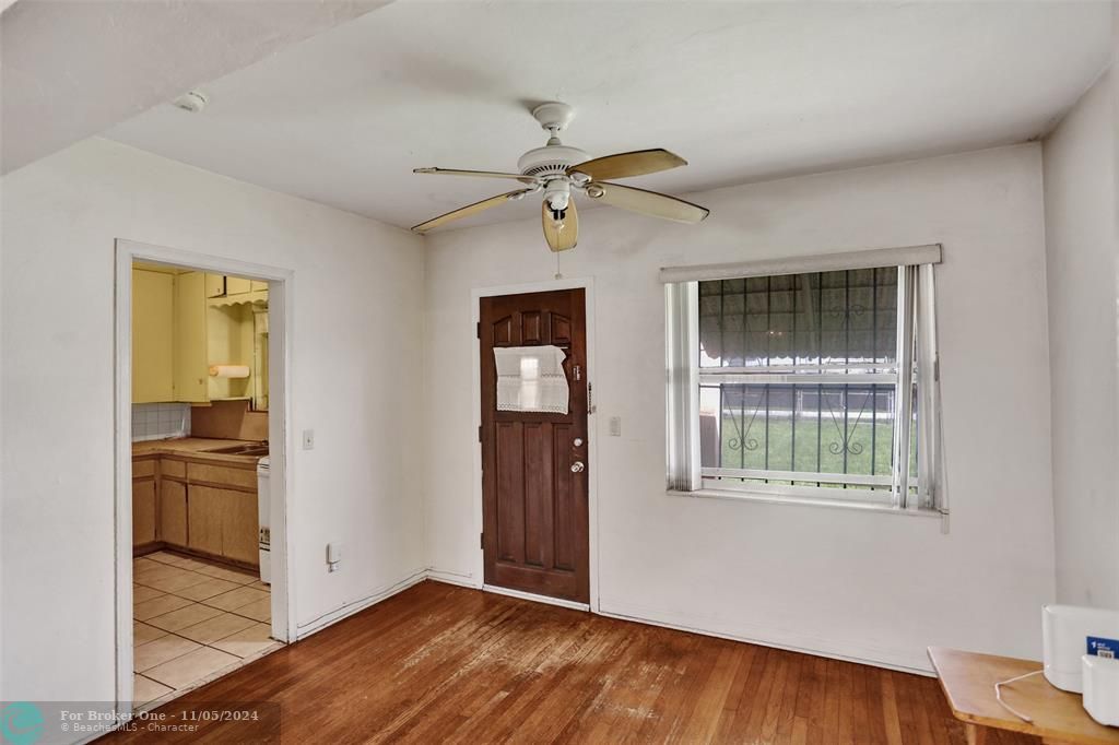 For Sale: $385,000 (3 beds, 1 baths, 1100 Square Feet)