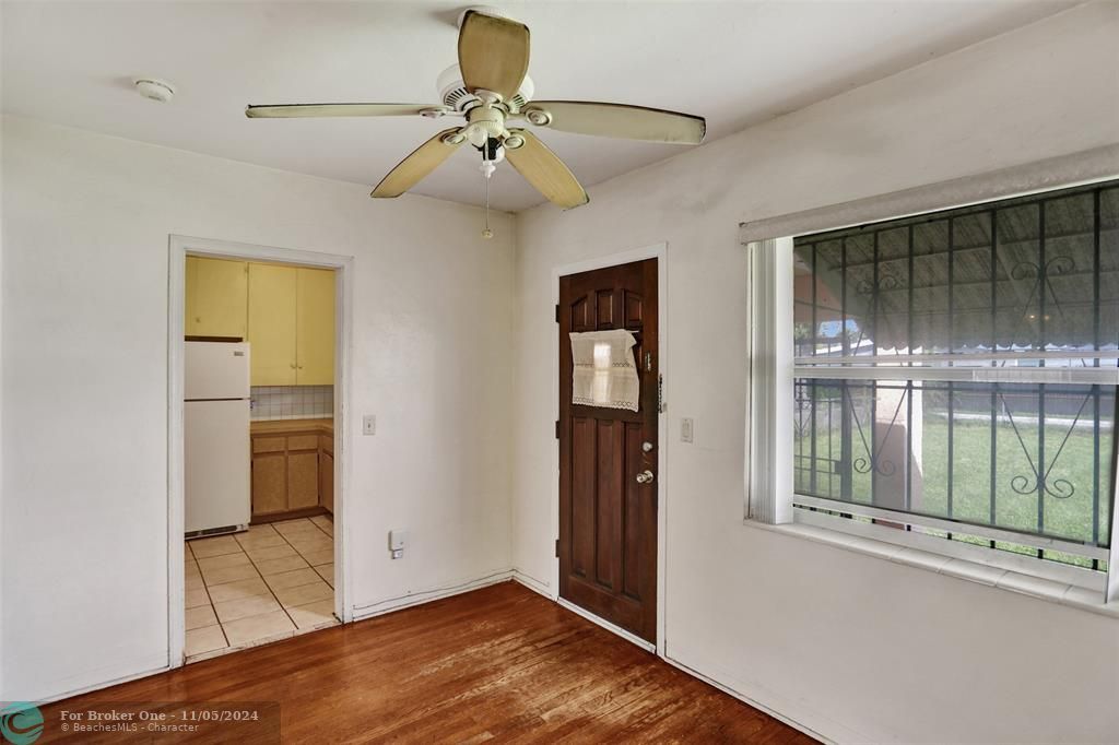 For Sale: $385,000 (3 beds, 1 baths, 1100 Square Feet)