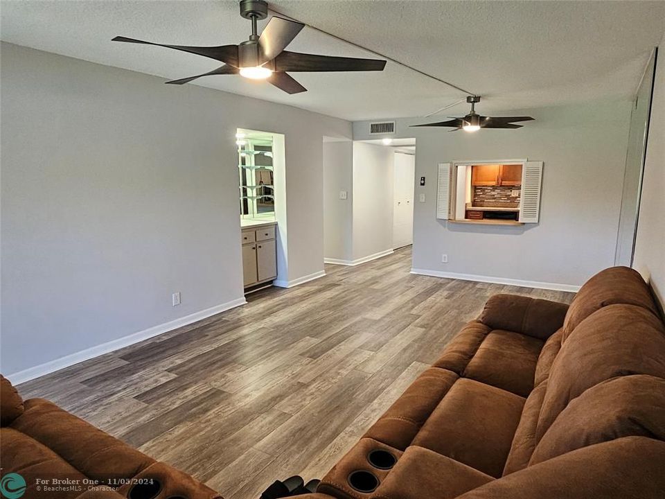 For Sale: $249,000 (2 beds, 2 baths, 1000 Square Feet)