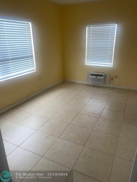 For Sale: $1,200 (1 beds, 1 baths, 572 Square Feet)