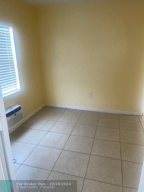 For Sale: $1,200 (1 beds, 1 baths, 572 Square Feet)