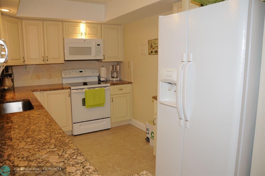 Active With Contract: $4,000 (2 beds, 2 baths, 1125 Square Feet)