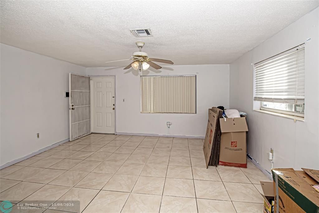 For Sale: $385,000 (3 beds, 1 baths, 1050 Square Feet)