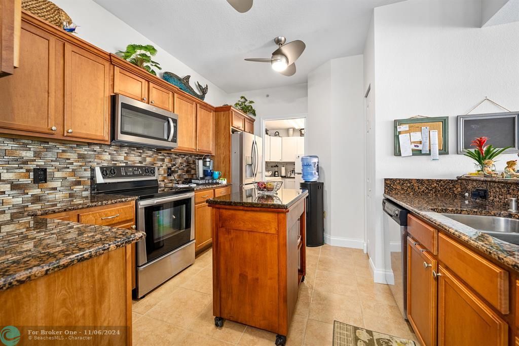 For Sale: $390,000 (2 beds, 2 baths, 1711 Square Feet)