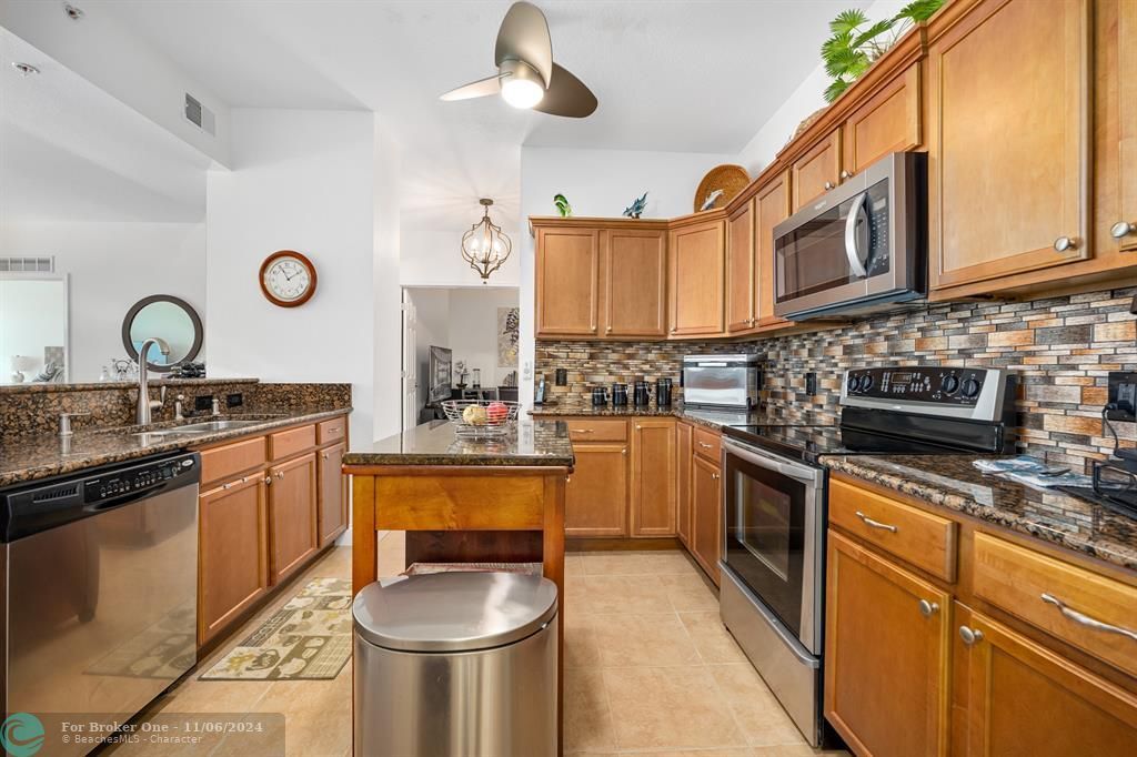 For Sale: $390,000 (2 beds, 2 baths, 1711 Square Feet)