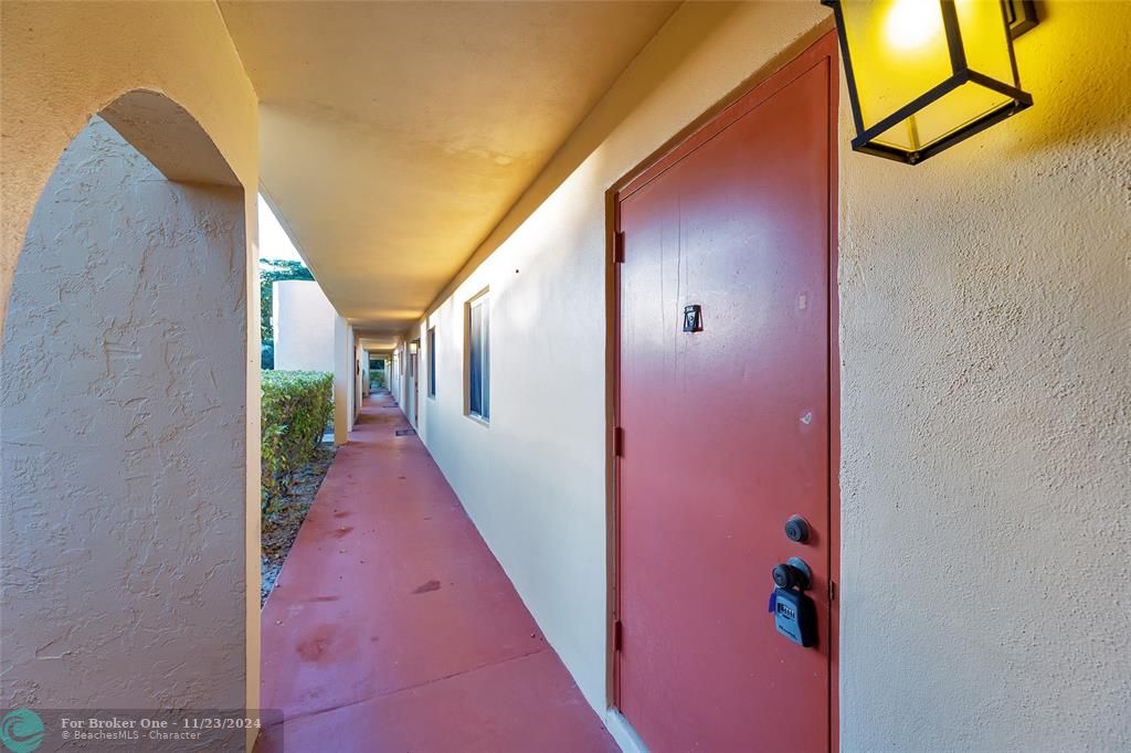 Active With Contract: $249,000 (2 beds, 2 baths, 957 Square Feet)