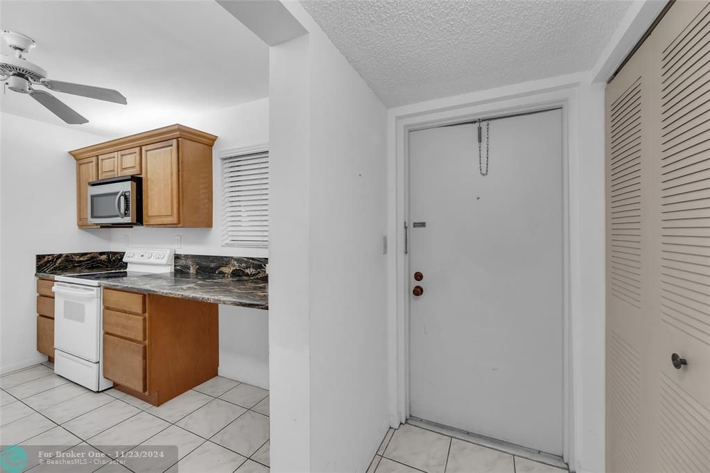 Active With Contract: $249,000 (2 beds, 2 baths, 957 Square Feet)