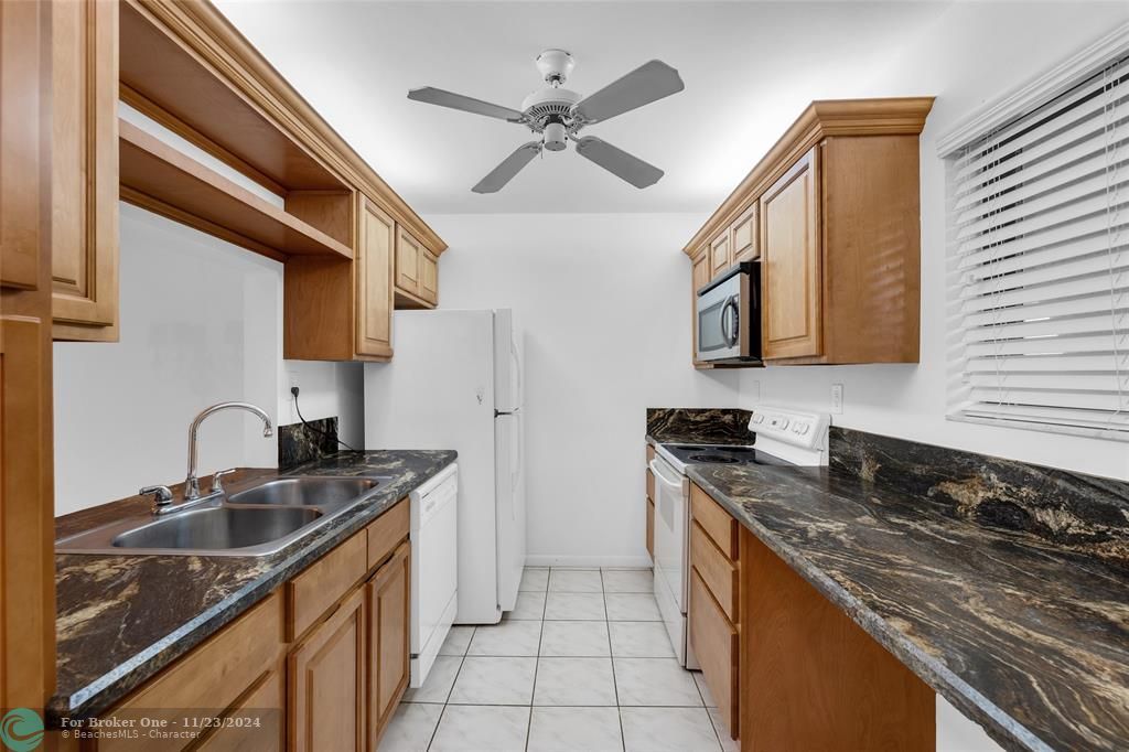 Active With Contract: $249,000 (2 beds, 2 baths, 957 Square Feet)