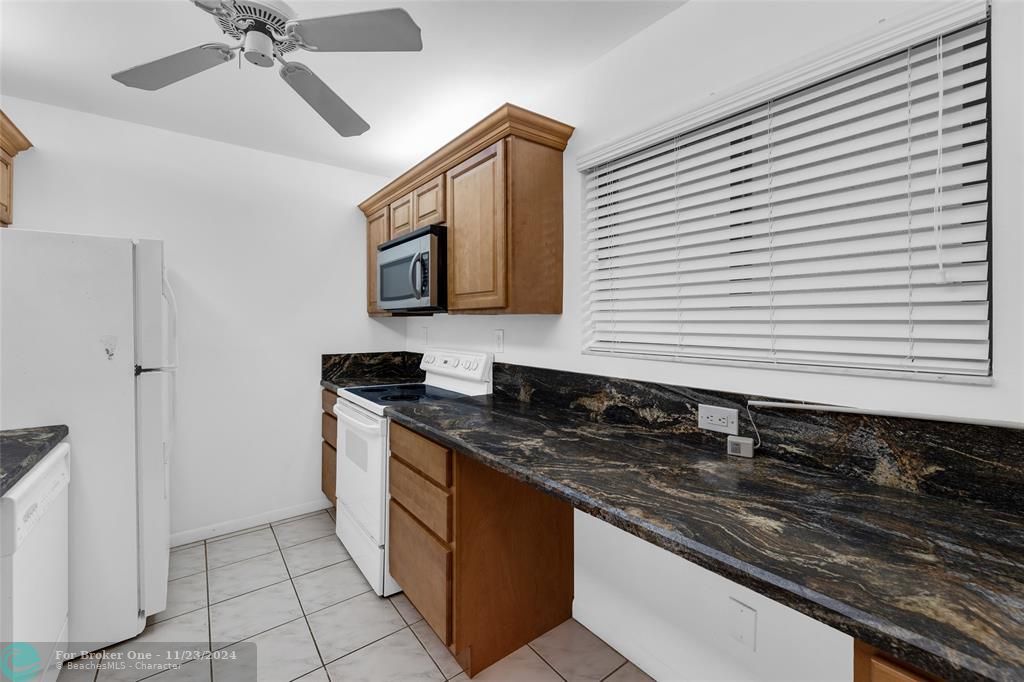 Active With Contract: $249,000 (2 beds, 2 baths, 957 Square Feet)