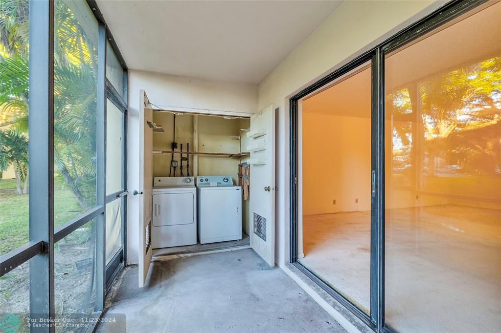 Active With Contract: $249,000 (2 beds, 2 baths, 957 Square Feet)