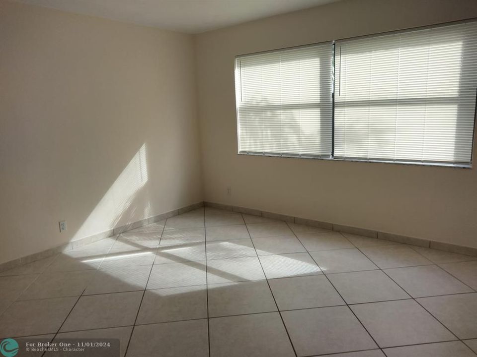 For Rent: $2,350 (2 beds, 2 baths, 1121 Square Feet)