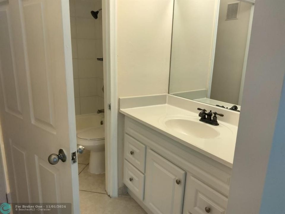 For Rent: $2,350 (2 beds, 2 baths, 1121 Square Feet)