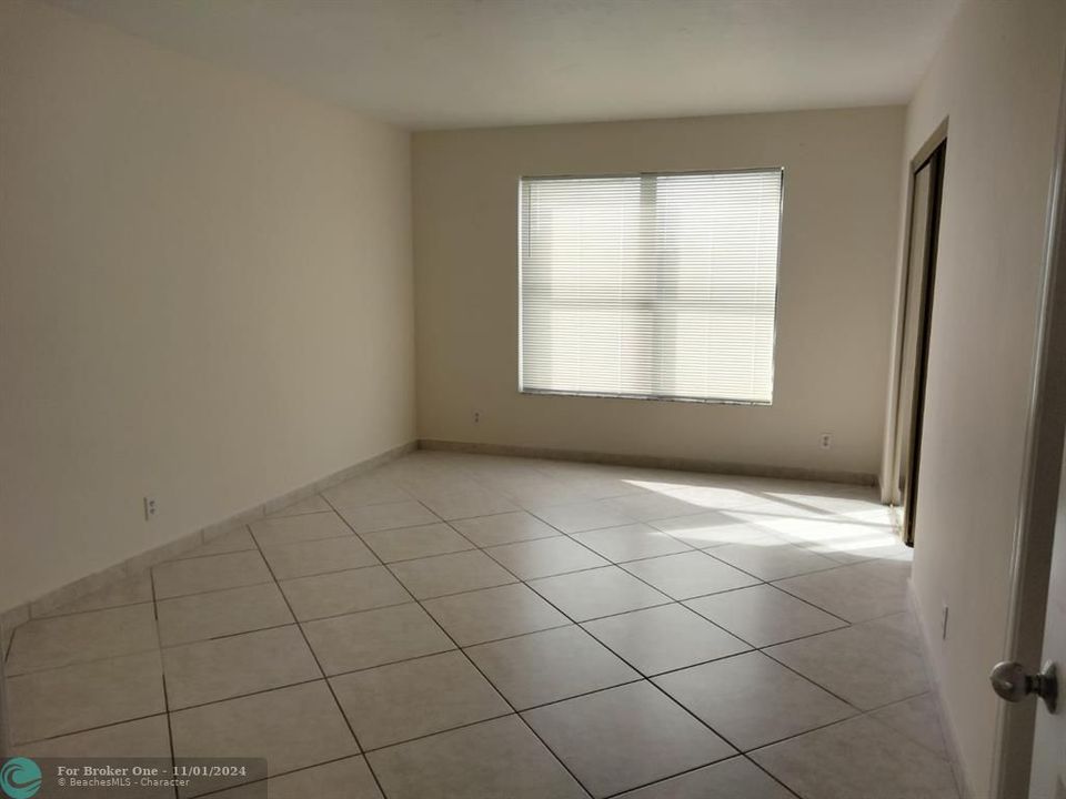 For Rent: $2,350 (2 beds, 2 baths, 1121 Square Feet)