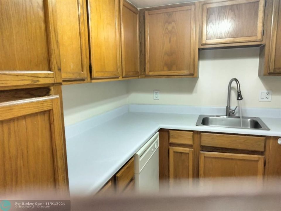 For Rent: $2,350 (2 beds, 2 baths, 1121 Square Feet)