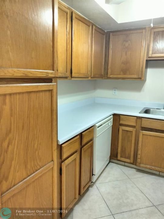 For Rent: $2,350 (2 beds, 2 baths, 1121 Square Feet)