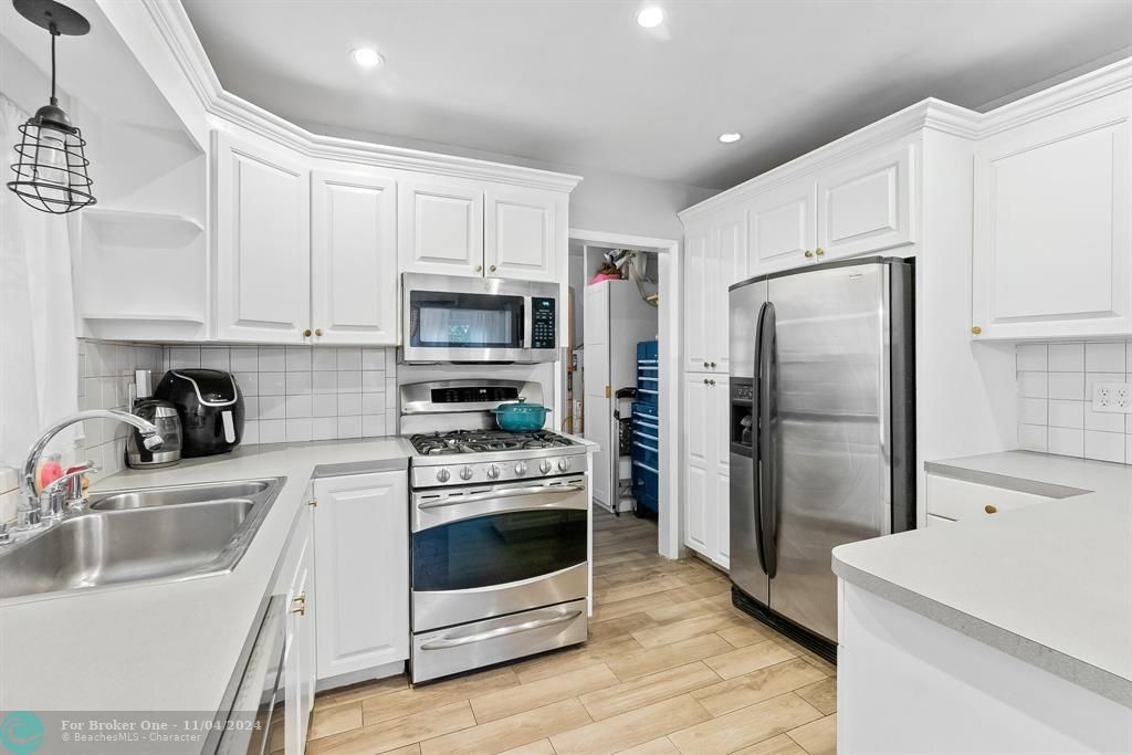 For Sale: $589,000 (2 beds, 1 baths, 1456 Square Feet)