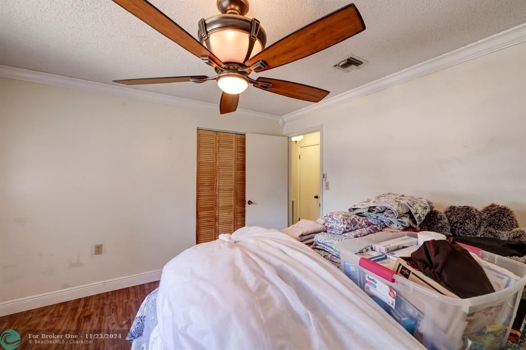 For Sale: $345,000 (3 beds, 2 baths, 1702 Square Feet)