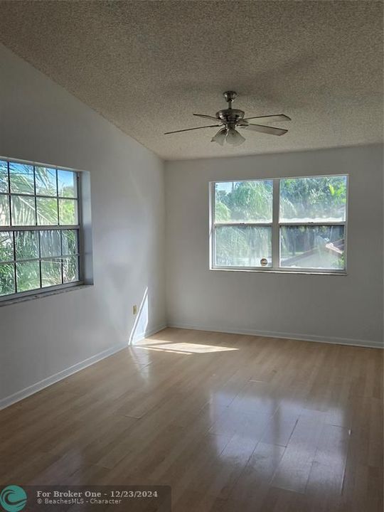 Active With Contract: $1,850 (1 beds, 1 baths, 685 Square Feet)