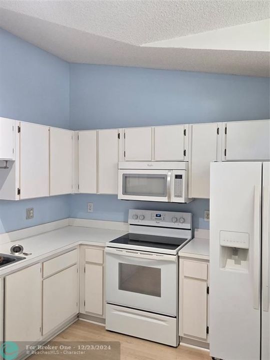 Active With Contract: $1,850 (1 beds, 1 baths, 685 Square Feet)