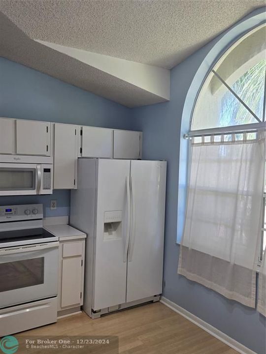 Active With Contract: $1,850 (1 beds, 1 baths, 685 Square Feet)