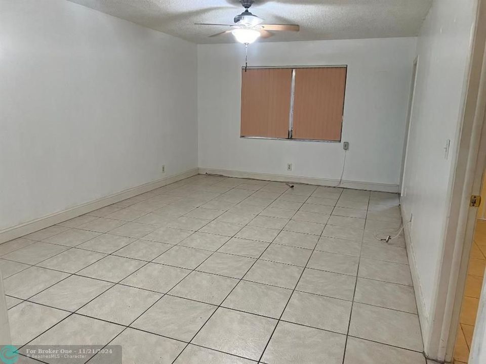 For Sale: $119,900 (1 beds, 1 baths, 716 Square Feet)