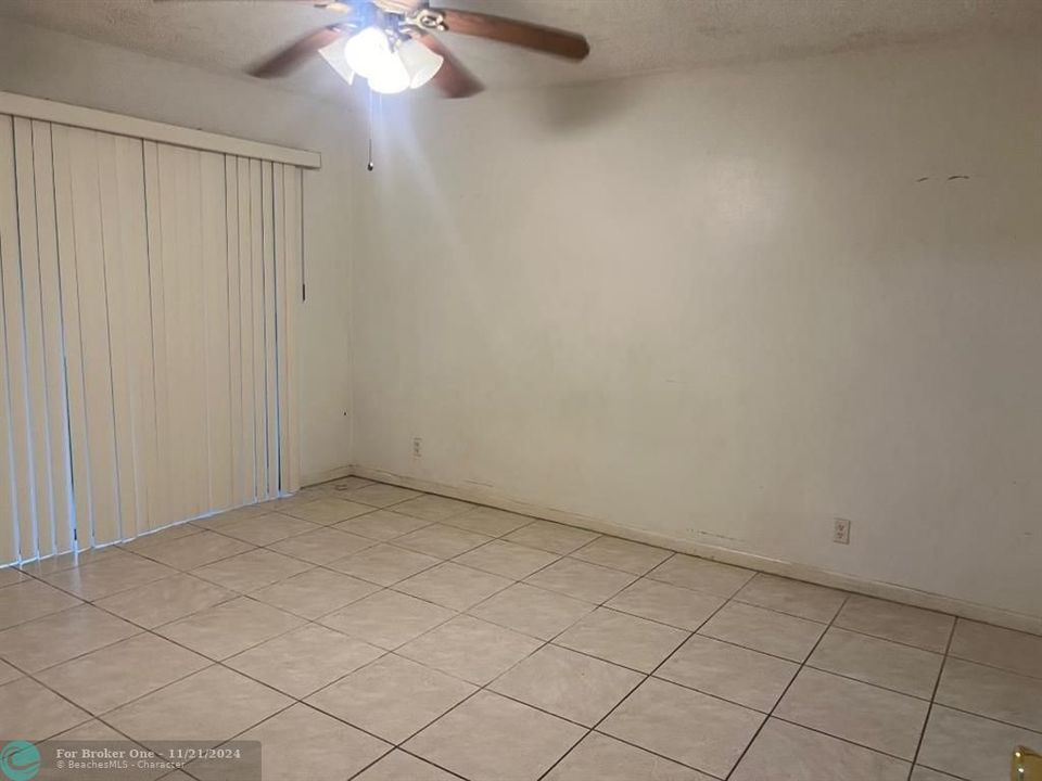 For Sale: $119,900 (1 beds, 1 baths, 716 Square Feet)