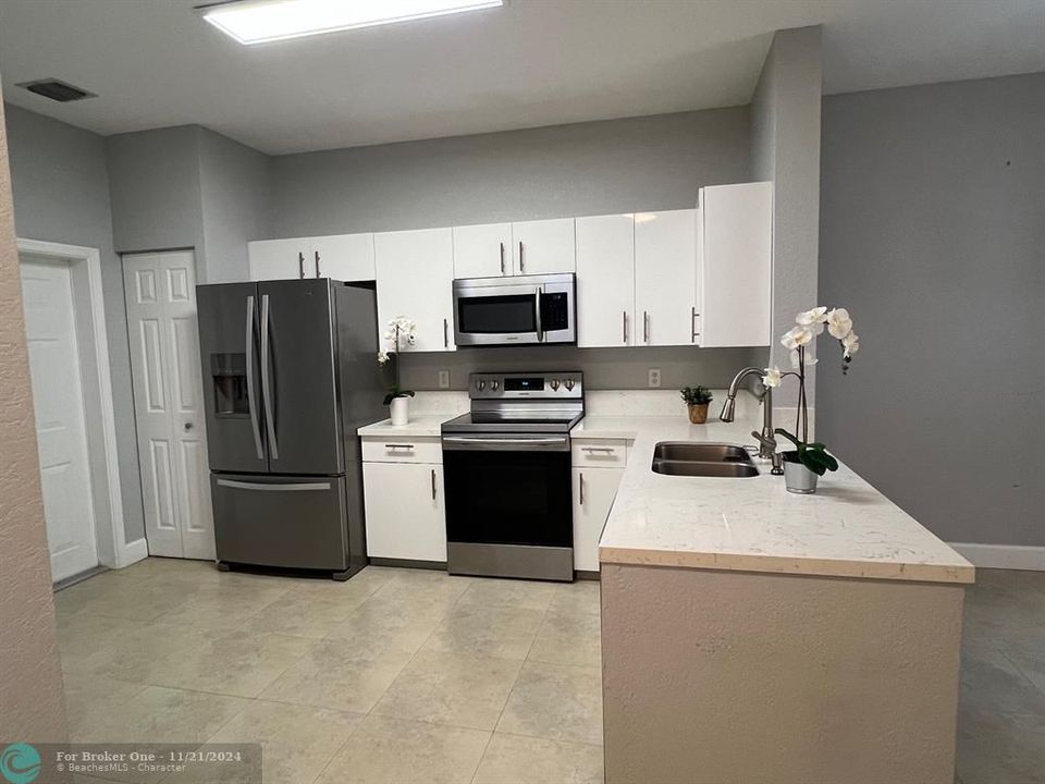 For Rent: $2,800 (2 beds, 2 baths, 1155 Square Feet)