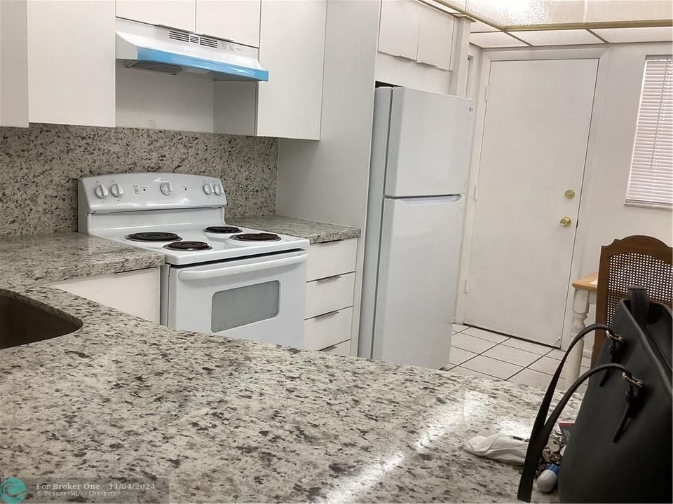 For Rent: $2,000 (1 beds, 1 baths, 1036 Square Feet)