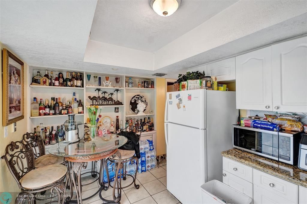 For Sale: $240,000 (2 beds, 1 baths, 860 Square Feet)