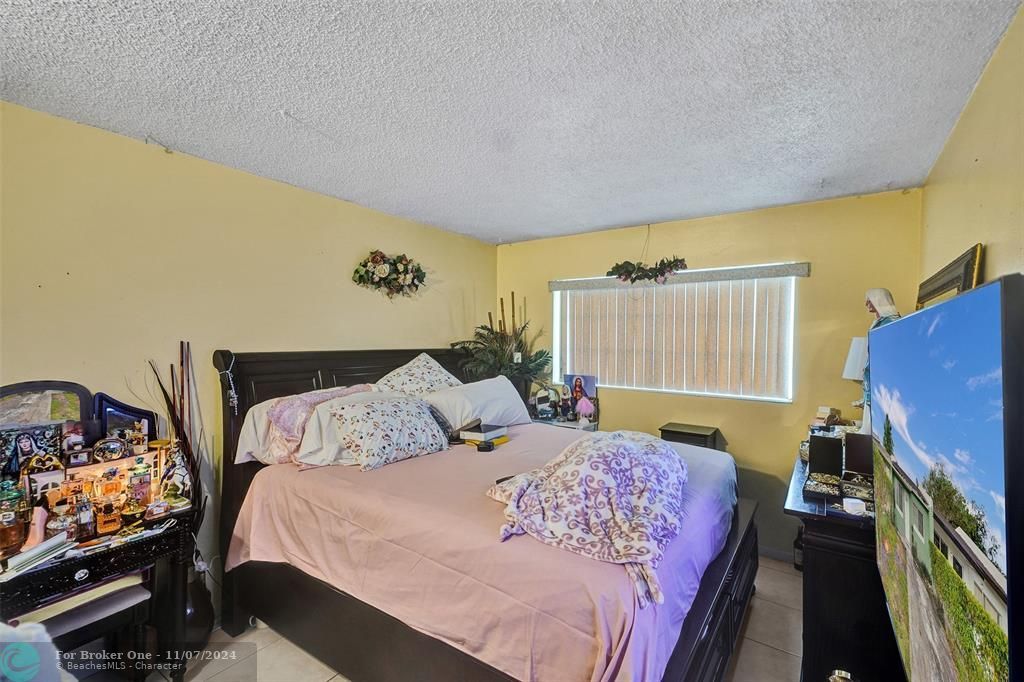 For Sale: $240,000 (2 beds, 1 baths, 860 Square Feet)