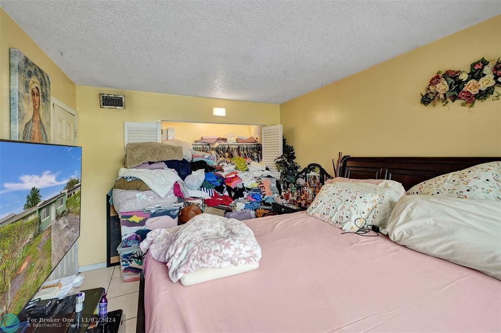 For Sale: $240,000 (2 beds, 1 baths, 860 Square Feet)