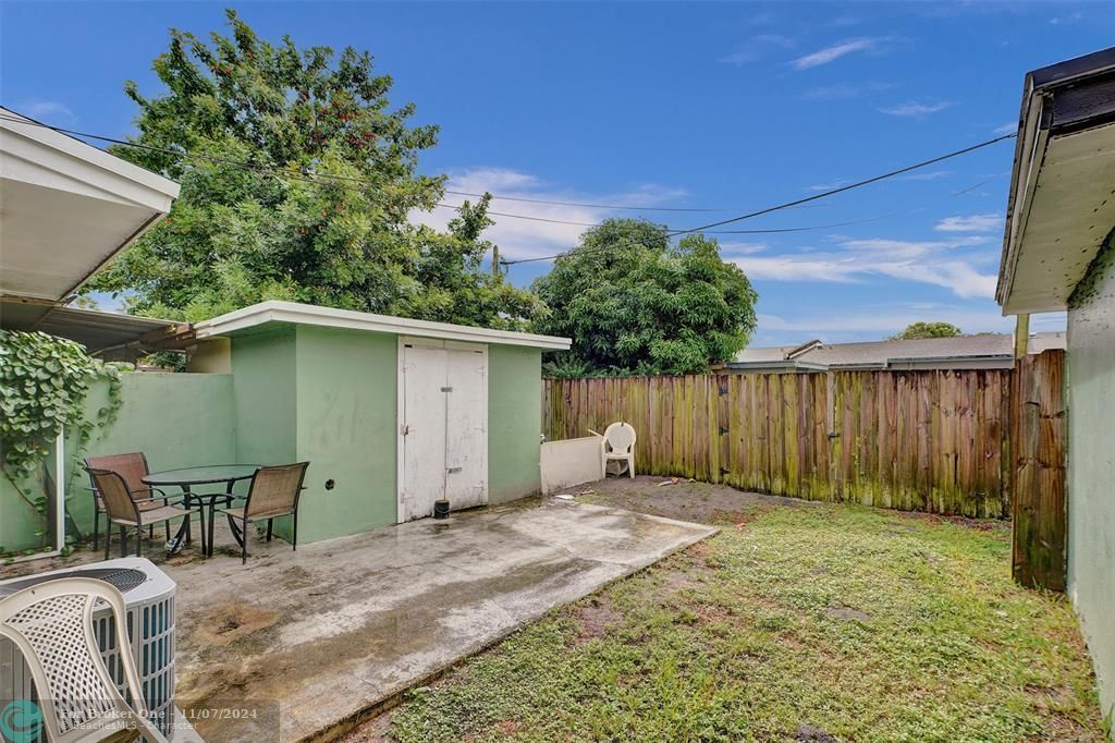 For Sale: $240,000 (2 beds, 1 baths, 860 Square Feet)