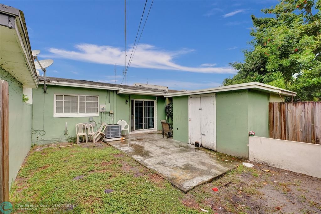 For Sale: $240,000 (2 beds, 1 baths, 860 Square Feet)