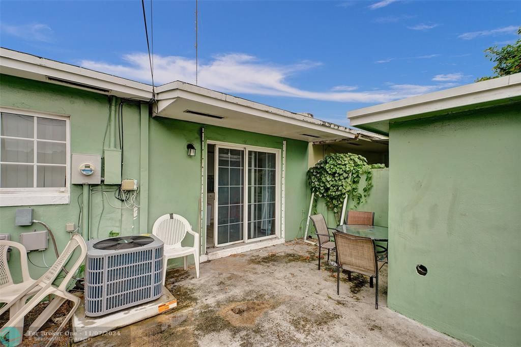 For Sale: $240,000 (2 beds, 1 baths, 860 Square Feet)