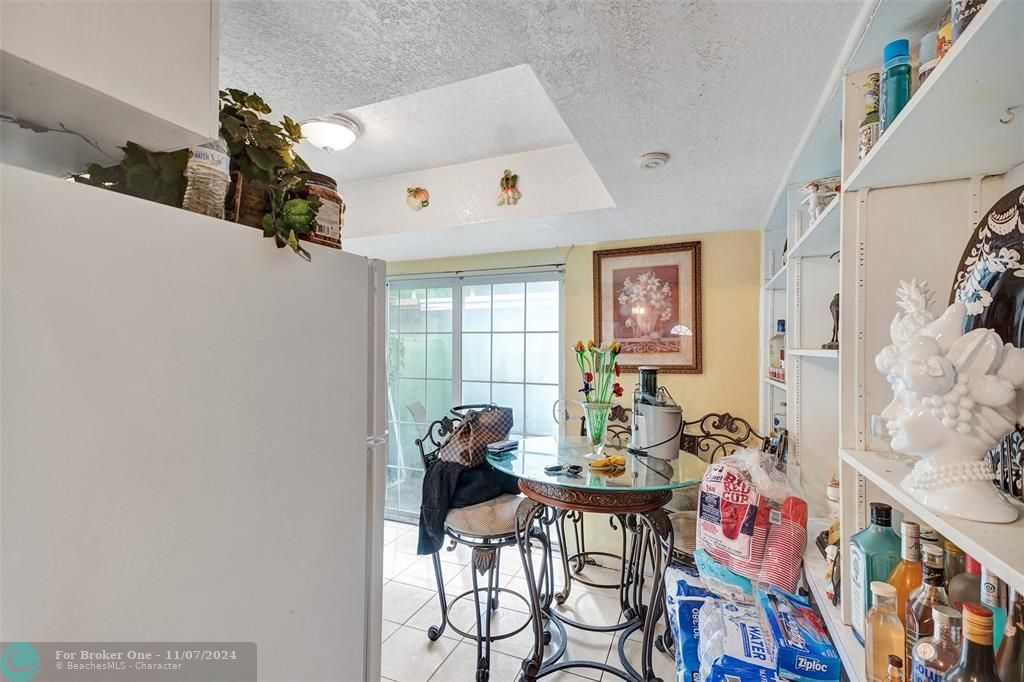 For Sale: $240,000 (2 beds, 1 baths, 860 Square Feet)