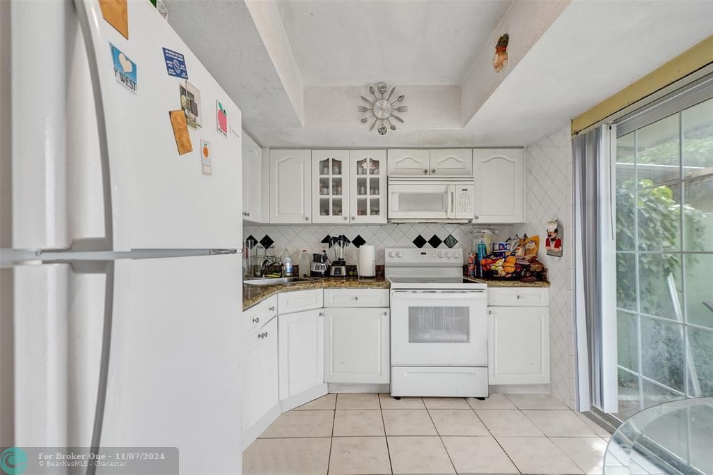 For Sale: $240,000 (2 beds, 1 baths, 860 Square Feet)